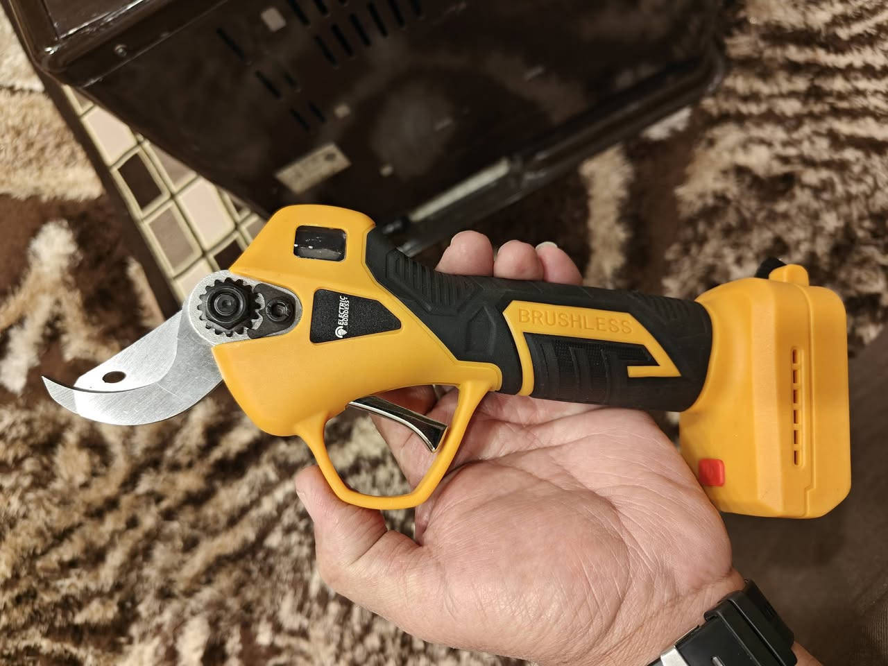 مقص تقليم بريشلس يشتغل على بطاريه ديولت الاصليه يده فقط بدون ملحقات السعر 35 ويا التوصيل للتواصل ***********
