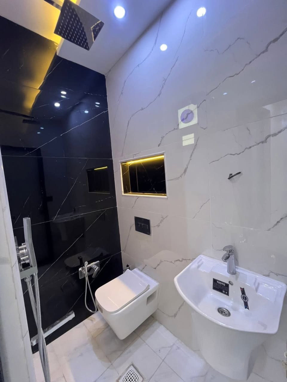 للبيع في السيدية لدى مكتب القيسي للعقار

تونات للبيع

 مساحة كل بيت 50م²     الواجهة 4.20م      النزال 12م 

يتكون كل بيت من 
#الطابق_الارضي صالة ومطبخ وخدمات 
#الطابق_الاول غرفتين نوم وخدمات 
#الطابق_الثاني غرفة نوم وبيتونه وسطح

بناء درجة اولى
واجهة مرمر شبابيك المنيوم باب قاصة

📍الضباط مربع القادة شارع 20م رصيف 3م ماقبل تشجير 

( السعر وتفاوض مباشر مع صاحب العقار )

    #أعرض_عقارك_بايدي_أمينة✅

           #نتشرف_بحظوركم_الى_مكتبنا✅

#نستقبل_كافة_عروضكم_البيع_والايجار 🏠

#يوجد_عروض_اخرى✅

اتصال على الرقم المكتب

***********

*********** 

👇🏼👇🏼👇🏼👇🏼
                        مكتب القيسي للعقار 
السيدية ⬅️ شارع المركز مقابل التفاح الاخضر

🔴 نكفيك عناء البحث ✔️ لتمتلك عقارك

عندك بيت 🏠 وحاير شلون تبيعه نحن نجيبلك المشتري وبسعر الذي يناسبك

عندك بناء 🏗️ وما عندك وقت تبني نحن نبني لك بأسعار تنافسيه وبكوادر هندسيه مع توثيق مراحل العمل بالتصوير حتى تكون مطمئن
