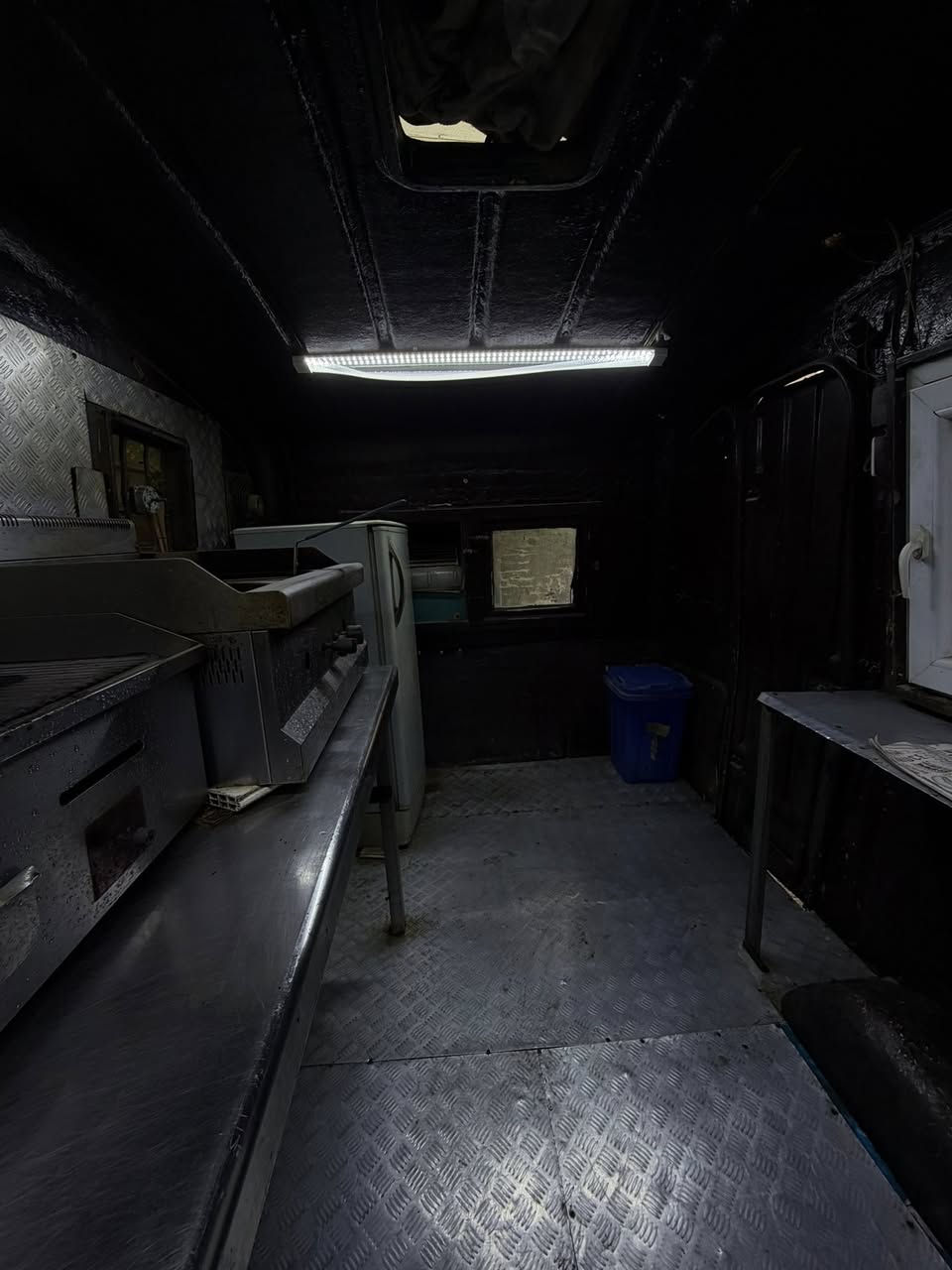 السلام عليكم
مطعم للبيع مع كافه الملحقات 
المطعم متنقل ويا غراض خير من الله 
قلايه گريل ثلاجه مبرده وغراض نواعم بعد هواي 
السعر مليونين وبي مجال  
العنوان بغداد حي العامل 
***********
