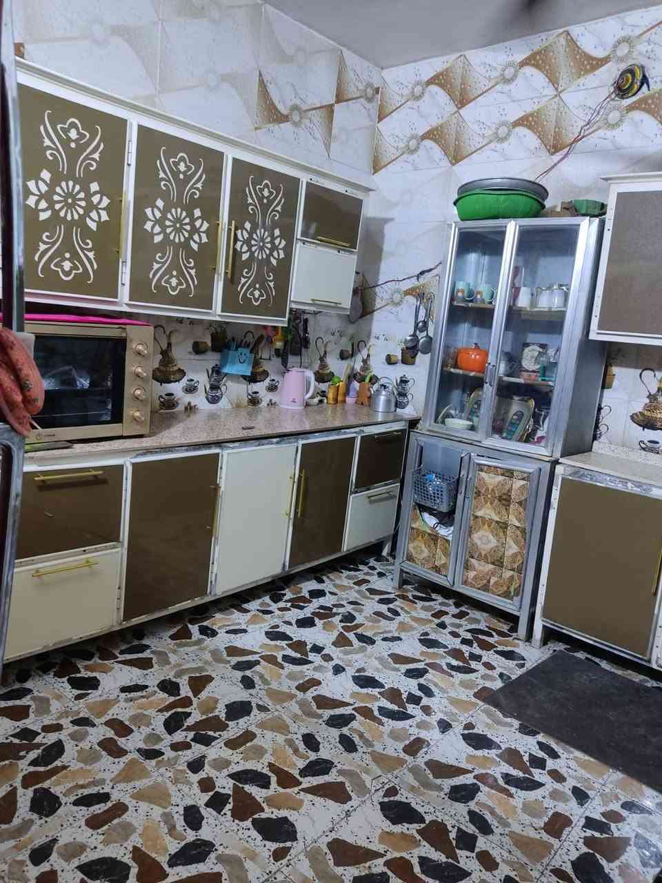 بيت في منطقه سيد خضير زراعي مساحته 270  وبي وصل تطويب مبني بي 4 غرف وصاله ودوانيه 8 امتار
وصحيات الغرفه الرابعه عوزهه لبخ ومطبخ كله سراميك ليفوك بي خطين كهرباء ومولد خط ذهبي خدمات متكامله ومدارس يمه السعر البيت 35 مع تفاوض للستفسار الاتصال ***********
***********
