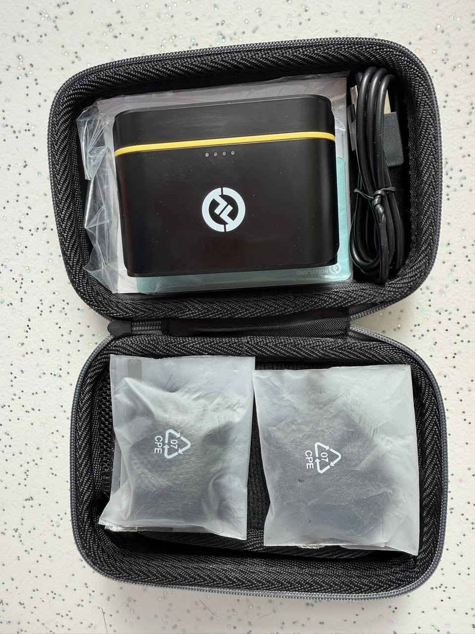 للبيع مستعمل نضيف جدا مستعمل ايام 
***********
***********
Neck mic Hollyland Lark -M2  يسجل صوت بجودة 48kHz / 24-bitاحترافية.  ￼
• مدى الاتصال يصل إلى 300 متر في خط رؤية مباشر.  ￼
 • يعمل حتى 10 ساعات تشغيل والعلبة تعطي إجمالي حوالي 40 ساعة.  ￼
 • فيه تقنية إلغاء الضوضاء البيئة (ENC) لتنقية الصوت.  ￼
 • يدعم التوصيل مع:
 • iPhone (Lightning)
 • Android (USB-C)
 • كاميرات DSLR عبر 3.5mm
