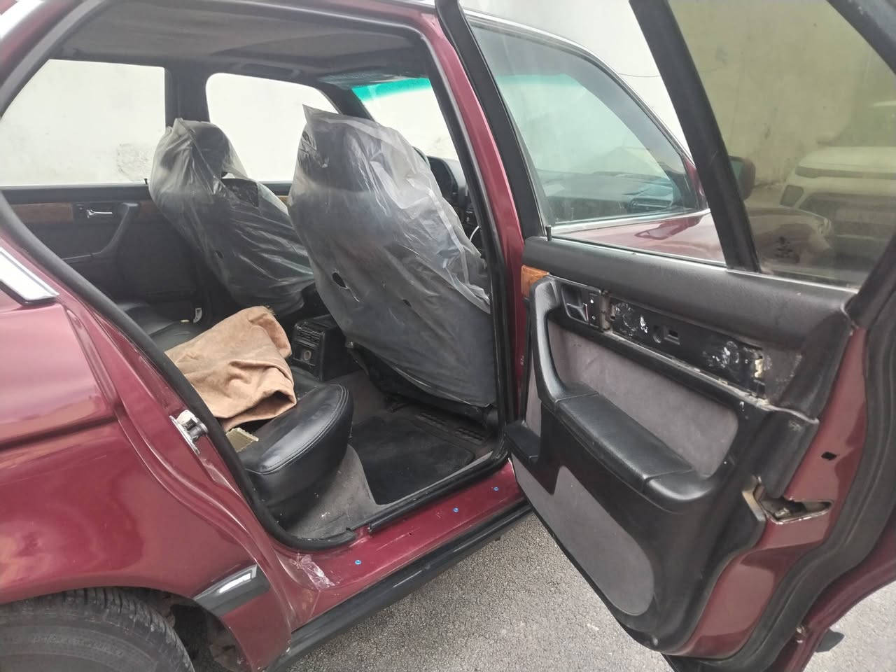 سلام عليكم
BMW 740
اصل سنويه وبليته موديل 92 السياره معمره جديد 
كير مكينه خير من الله شلعه ومعدل تبريد شغال ثلج صدر امامي خلفي جديد تخم تاير جديد بيها ملاحضات بصيطه رقم انبار كشن كهرباء دبل جكمجه سلايد روف شغال السعر 58 وبيها مجال
*********** مصطفى
