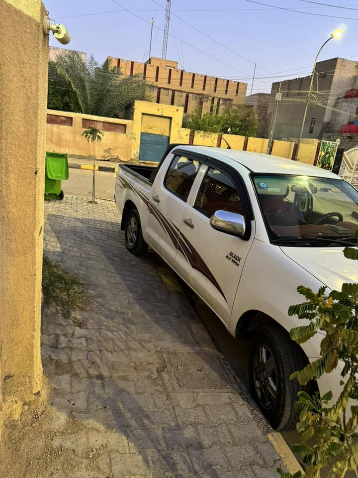 .السلام عليكم
تيوته هايلوكس موديل 14 كير اوتوماتيك 
رقم واسط نكليزي سنويا جديد هزه جديد 
تحويل مباشر 
كير محرك تبريد مكينه كفاله عامه 
تخم تاير شواصي مكفولات 
دوخل نظيفه سياره حلو معنا الكمله بل عافيه ياخذها 
سياره جاهزه من كل نواحي 
‭0772 513 5126
