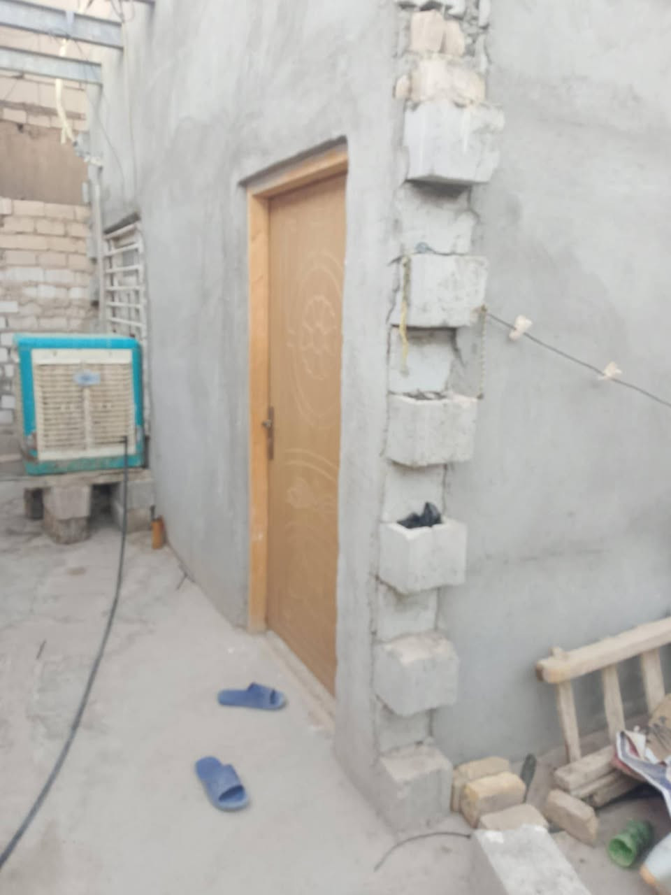 بيت للبيع مساحه100 يتكون من غرفتين واثنين تخاريج ومطبخ ومساحه حوش البيت يقع البيت 17 تموز حي الصدر الثالث الكوفه ، 22 وبي مجال
للاستفسار الاتصال على الرقم التالي ،***********
