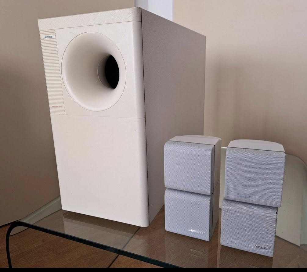 سبوفر وسماعات بوز امريكي 200 واط حقيقي صوته تحفه فنيه من نقاوه وبيز كوشل حلو معنهً كلمه مكاني بغداد توصيل موجود ***********
