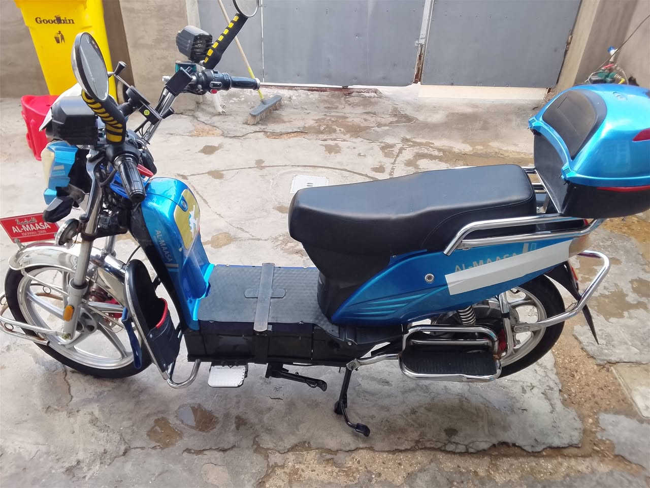 السلام عليكم ورحمه الله وبركاته 
دراجه شحن للبيع 
5 بطاريات عالفحص كلهن 10 
اشاير شغالة 
اربع نمر شغالة 
كيلو متر شغال
بك R شغال 
لايت عالي ناصي وظايفيلة بلوجكترات ثنين زنون 
صندوك جنطة خلفية 
سماعات بلوتوث 
ستاند موبايل 
تايرات جدد 
السعر 400 ومجال حك الجية 
ملاحظة بس كسر بالظهر وبالمازدة 
هاتف *********** واتساب 
مع تحياتي للجميع 🖤
