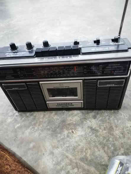 راديو ومسجل نظيف شغال كامل حتى على البطاريات بي ايف ام سعرة 75 الف للأستفسار الاتصال ***********
