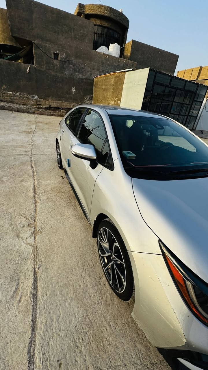 السلام عليكم  
للبيع تويوتا كورولا موديل 2021 – مواصفات SE

- السيارة بجم (أمريكي)  
- لا يوجد ضرب بالبجم نهائياً  
- الماشي: 111 ألف كيلومتر (كيلو وليس ميل)  
- السيارة كلها على وضع الشركة  
- حادث خفيف فقط، بدون أي تبديل  
- المحرك والگير شرط والفحص مسموح  
- صور الحادث متوفرة ومرفقة  
- السيارة باسمي ومداورة ثاني يوم

ملاحظة:  
يوجد تعديل بسيط جداً بحافة البنيد بسبب طخة أثناء الشحن، موضح بالصور.
للإستفسار أو الاتصال:  
***********
***********
