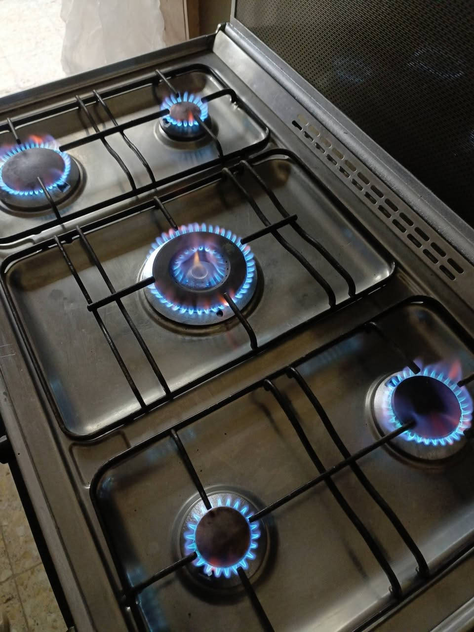 السلام عليكم طباخ كريازي مصري باب اول 5 مشاعل اخو الجديد نضيف كلش وشغال العيون والفرن حتى ما مستخدم بعده جديد اني مكلف بلنشر الاتصال بلرقم واتساب موجود 
***********
