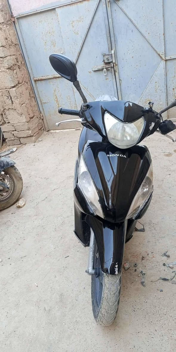 السلام عليكم 
هوندا ديو دفرة وسلف نوزل مكينة كلش ناعمة كهربائيات شغالة تايرات جدد السعر 550وبيها شوية مجال
***********واتساب اتصال
