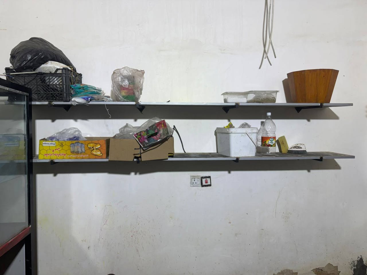 رفوف اغراض نواعم محل طرشي للبيع ***********
