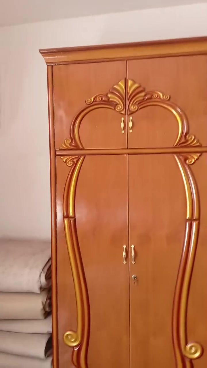 السلام عليكم 

غرفه اخشاب للبيع  المكان بغداد 

سعر 600 رقم الهاتف (***********
