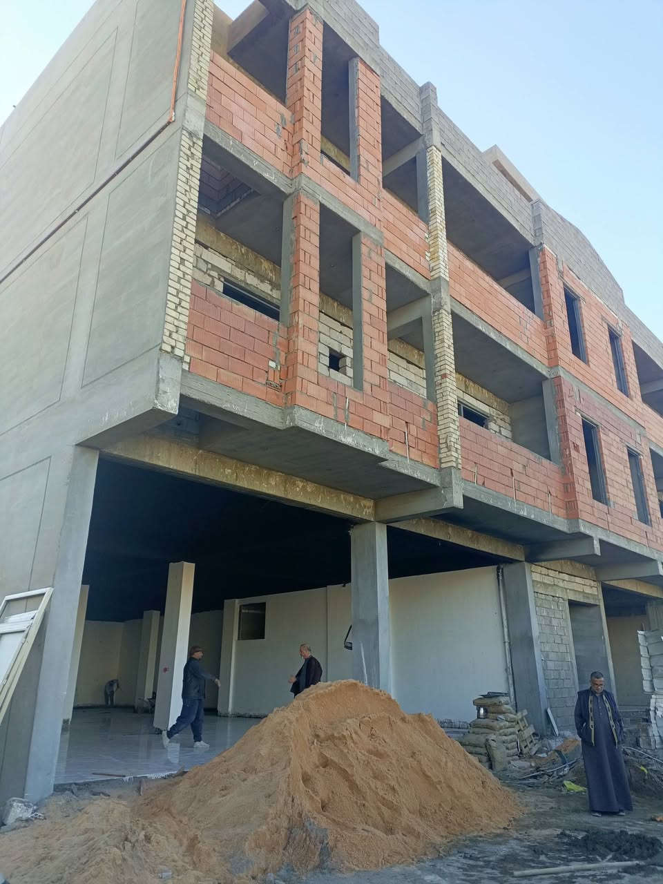 🏢 بناية تجارية للإيجار – الرمادي / شارع 40

بناية تجارية ركن طابقين مميزة للإيجار في أحد أهم شوارع الرمادي شارع 40.

تتميز البناية بتصميم عملي ومساحة واسعة تناسب مختلف الأنشطة التجارية.

🔹 تفاصيل البناية:

تتكون من طابقين.

الطابق الأول يحتوي على:

قاعة كبيرة بمساحة 700 متر.

غرفة مكتب مستقلة.

مجموعة صحيات.

مطبخ.

بناية مناسبة للمراكز التجارية، المعارض، الشركات، أو القاعات التدريبية.

للمزيد من التفاصيل أو الاستفسار، يرجى التواصل معنا.
ـــــــــــــــــــــــــــــــــــ
يمكنكم زيارة مكتبناا مكتب العين للعقار ع شارع 40 مدخل الصوفيه الثانية 

 الاتصال على الارقام أو المراسله على واتساب 

***********٥
***********
***********
