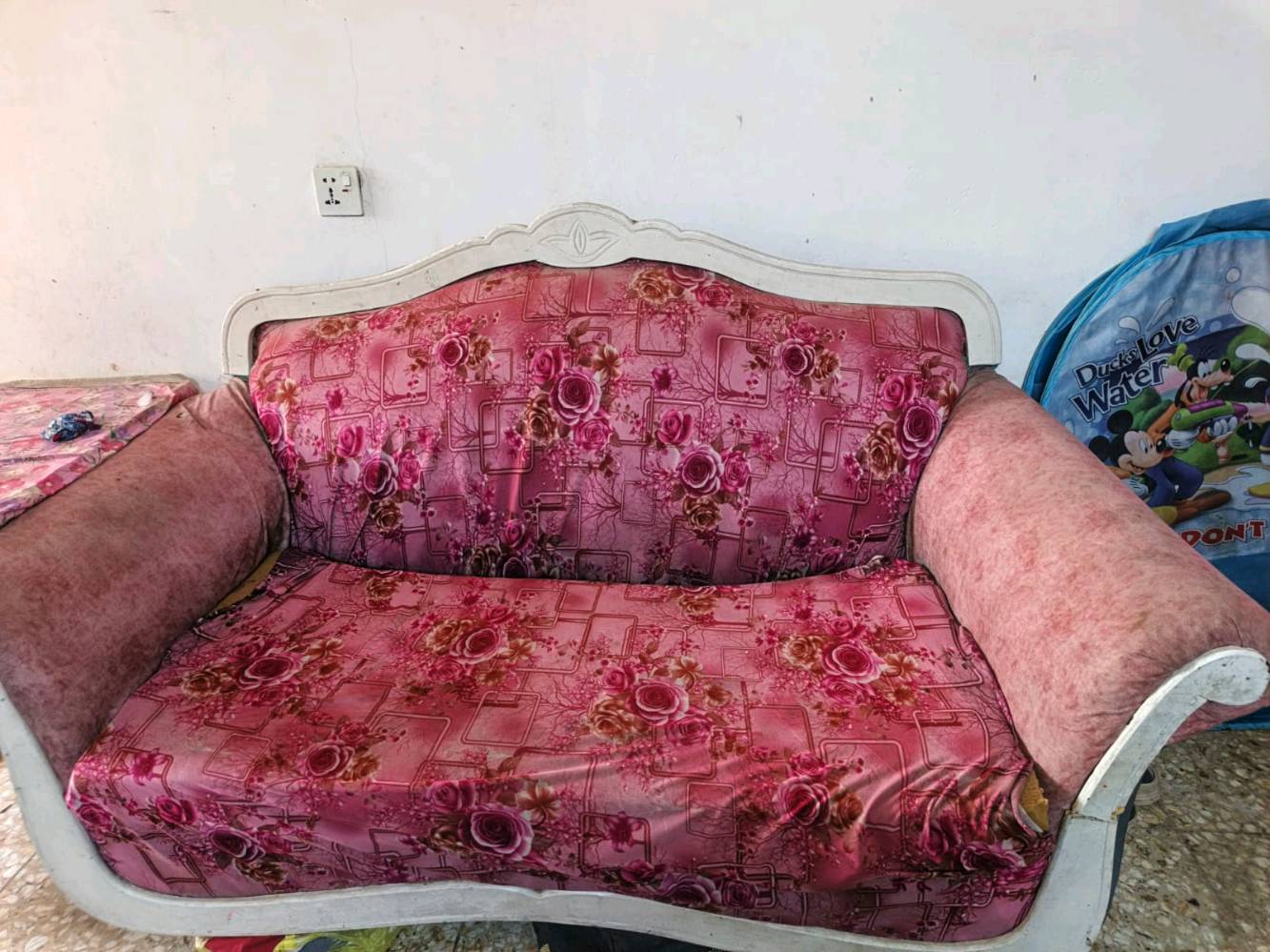 

مجموعة كنب تتكون من أريكة مقعد ثلاثي وكرسين مفردين. القماش ذو لون زهري مع نقوش ورد. الأرائك بحالة جيدة وتضفي جو دافئ إلى أي غرفة جلوس. التصميم يمتاز بموديل عملي ومريح للاستعمال اليومي.