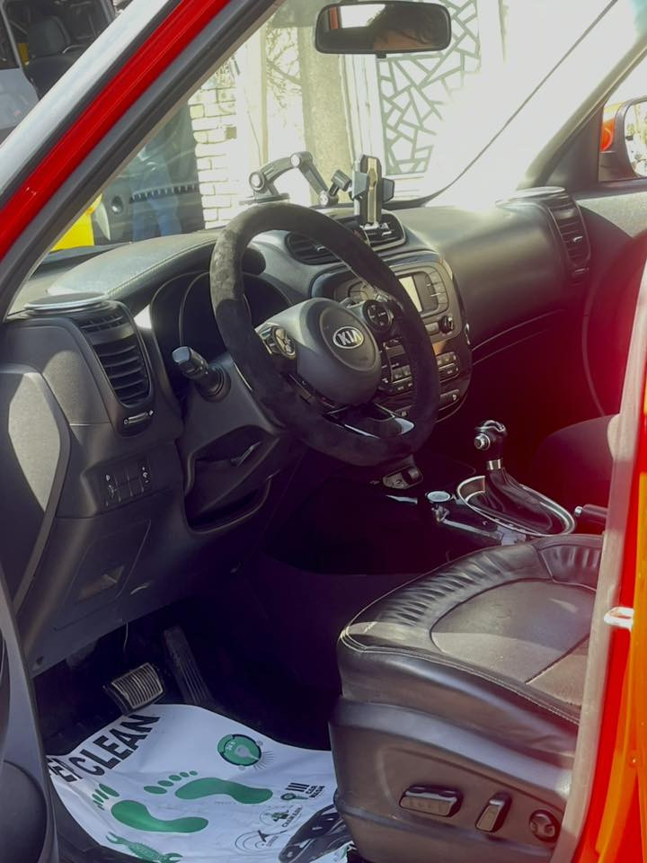 السلام عليكم
كيا صول خليجي 2016
فول مواصفات 1/1
1600 دوش 
رقم وهزه وسنويه جديده بسمي

مواصفات
بصمه. 
تبريد بيانو
. اشاير ترحيب. 
مري شفط
لد نهاري. بك لايت لد
بنوراما
كشن كهرباء
داخل جلد اسود.  
حساسات خلفيه
ويل 18 بلادي. 
تايرات 4 جدد 
البصمتين موجودات مالاتهة 
السياره كلهة على وضع الشركه بعدهة 
بيهة قطعتين خلفيات صبغ صارت بيهة ضربه

السعر 127 وبيهة مجال 

***********
