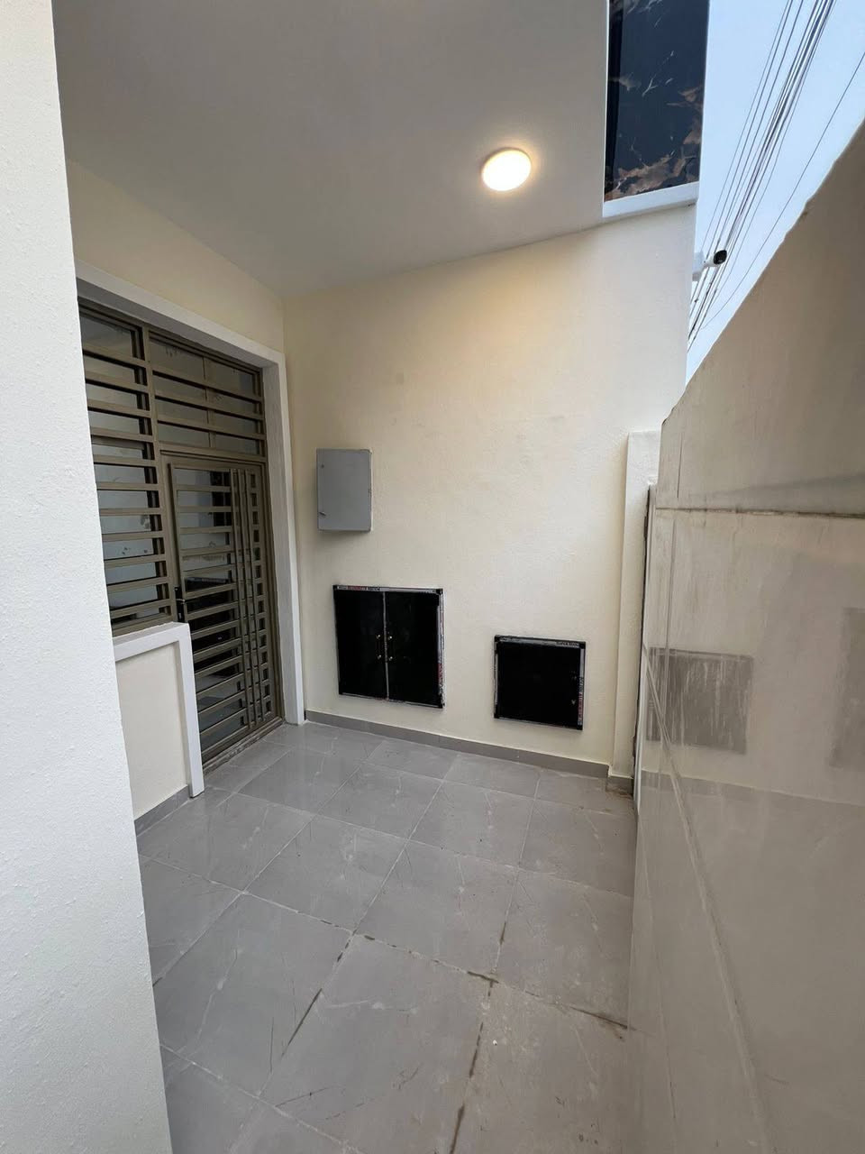 السلام عليكم دار للبيع المساحه 100 م الدوره البعيثه مجمع السلطان الثالث سادس فرع من الشارع العام الدار يحتوي على غرفه نوم وصاله ومطبخ ومنور وبيتونه كبيره وعدد صحيات اثنين الدار باسمي مباشر تنازل الشركه اقرار محكمه السعر 105 الاستفسار اكثر الاتصال على الارقام التاليه ***********,,,,,,,,***********
