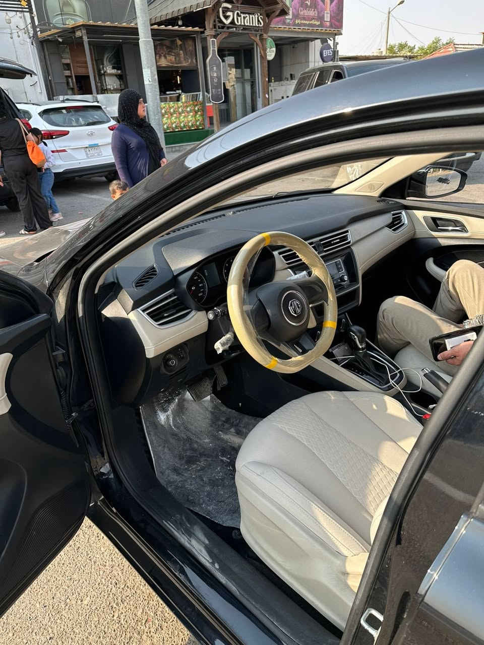 السلام عليكم ام جي موديل 23 ماشية 43 مكفولة رقم اربيل السعر 95 وبيها مجال مكاني بغداد مدينه الصدر ***********
