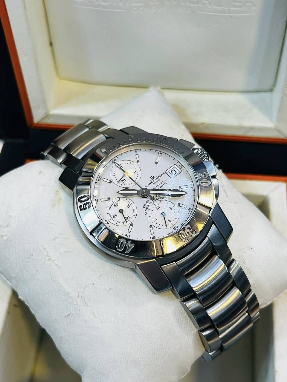 بسم الله الرحمن الرحيم 
بومارسيه جنيف
سويسرا اصلي 
مستخدم كل جديد 
معه العلبه. الاصليه 
اوتوماتيك 
كرونوكراف
طوق دوار متحرك 
رجالي 
قطر 40
200متر تحت الماء
ستانلس أستيل 
اراقام لمنوس
للمهتم بل شراء يتفضل خاص او الاتصال 
#الاستفسار***********
وكل الهله بيكم 
يوجد توصيل 
أمين هيثم الخضري للساعات
