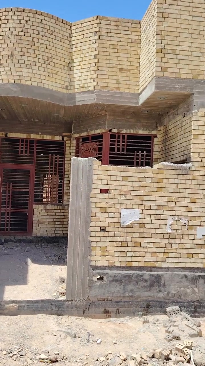 سلام عليكم عندي بيت للبيع طابو صرف المساحه ١٢٥ طابق واحد سقف كونكريت مسلح مخده اساس مسلح درجه أوله واجهيا ٦ وربع ونزال ٢٥ بناء طابوق جمهوري كربلاء حي أمن داخلي قطاع ٣٤ قرب سايدين بي غرفه صاله استقبال مطبخ مع صحيات داخليه او خارجيه سعر ٦٨ مع مجال المكتب بركات ام البنين استفسار على رقم *********** /*********** /*********** أرقام بيهن وتساب
