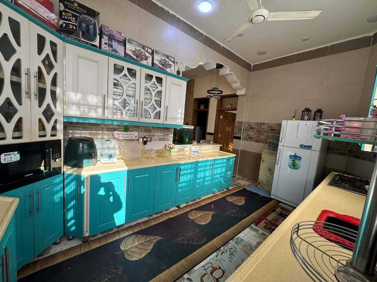 بيت للبيع مع الاثاث
حي الشهداء قرب مدرسه 
قريب ع الجمعيات وقرب ع حي الشهداء
بلازما  عدد ٤
ثلاجه كبيره 
ثلاجه صغيره
مجمده 
كاونتر سعره ٤ ونص 
براد ماء
غساله اوتماتيك
غرفة اخشاب كامله
كامرات 
سبالت عدد ٣
المساحه ١٢٥ طابقين بناء حديث
مطلوب إسكان وانا ابقى اسدد الاسكان

***********
170وبيه مجال
