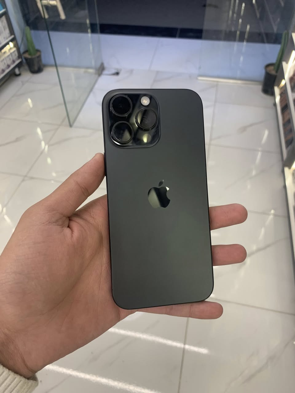 السلام عليكم
ايفون 📱16 برو ماكس كارتونة كامل ملحقات 
ذاكرة 256 نموذج M
بطارية 98 
الجهاز بعدة نضيف لون اسود 
السعر 1،300،000 وبي مجال 
مكاني بغداد الشعب 
***********
