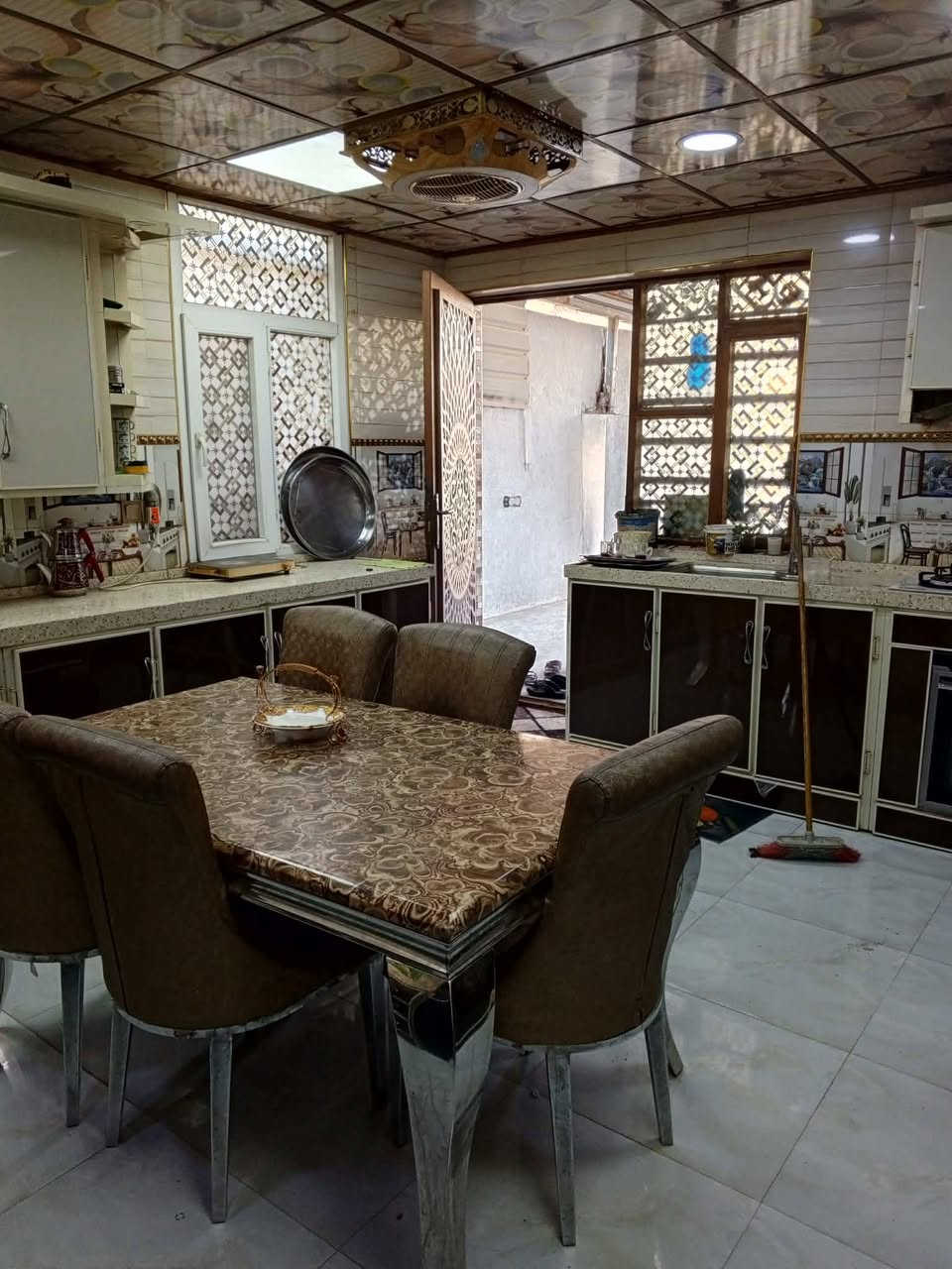 السلام عليكم
بيت للبيع ( طابو صرف ) المساحه ٢٥٠ متر العنوان بالسده حي النصر الاول مباشر على الشارع العريض البيت طابقين كلش نضيف تفاصيل البناء رباط ارضي بناء طابوك والسكف صب يتكون من / غرفه + صاله + ستقبال + مطبخ + حديقه + طارمه + صحيات داخليه وخارجيه الطابق الثاني/ غرفه + بيتونه الخدمات كامله السعر المطلوب ( 110 ) مليون وقابل لتفاوض الاستفسار اكثر // *********** / ***********
