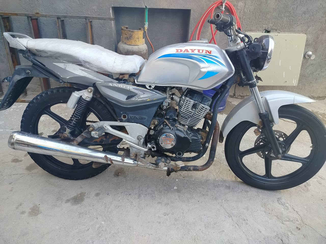 السلام عليكم اخوان دراجه سوبر موديل 2010 دراجه رقم وسنويه بسم خالي بس ابيع كلك كلك  كلك مكينه ناعمه نكره وياله وتايرات جدد عوزها شويه ترتيبات سعر 250وبيها مجال قليل شراي يتصل *********** مكاني كربلاء الاسكان العسكري
