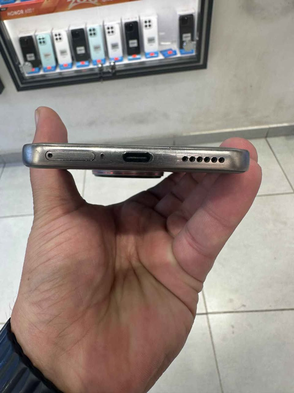 ‏جهاز Tecno camon 40 premier 5G
‏ 
‏ذاكرة 256 عشوائية 12
‏(( فقط جهاز بدون كارتونة وملحقات)) 
‏
‏جهاز يخبل كلشي بي قوي 
‏بوبجي 120 فريم 
‏كامرة تنطيك تصوير 
‏4k 60fps
‏الجهاز كله فول 
‏فقط العدسة مال كامرة بيها شخوط
‏ اثر الكفر بس ابد ما مأثرة علتصوير 
‏وشخوط بسيطة بلشاصي 
‏
‏للبيع بسعر 390 وبي مجال حك الجية 
‏عنواني بغداد الشعب 
‏*********** بغداد, العراق
