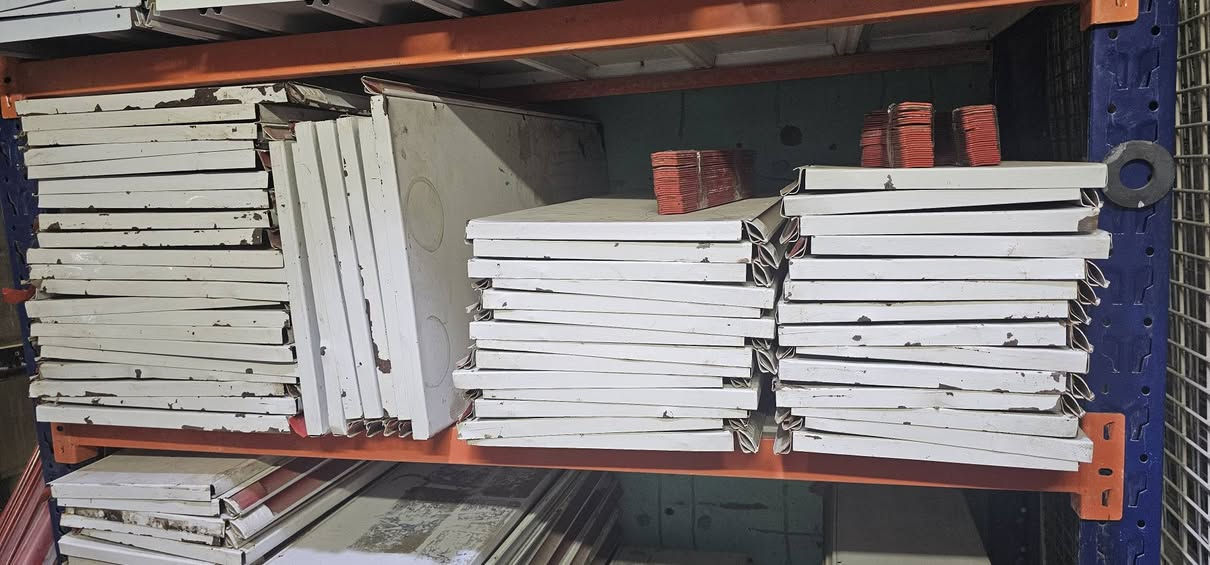 سفينة محل اسواق قياس 7 امتار ارتفاع المتر 4 رفوف وجه وضهر عرض الرف الاول45 الثاني 40 الثالث 35 الرابع 30 حلوه نضيفة 
 مكاني بصرة ***********
