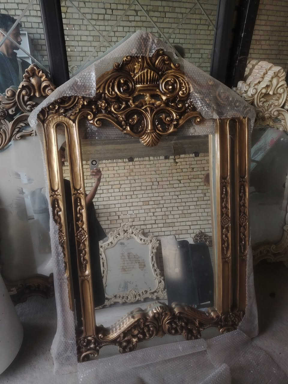 السلام عليكم كراسي عدد 3 معه مرايات وميوزه مكان بابل مدينه القاسم *********** ***********
