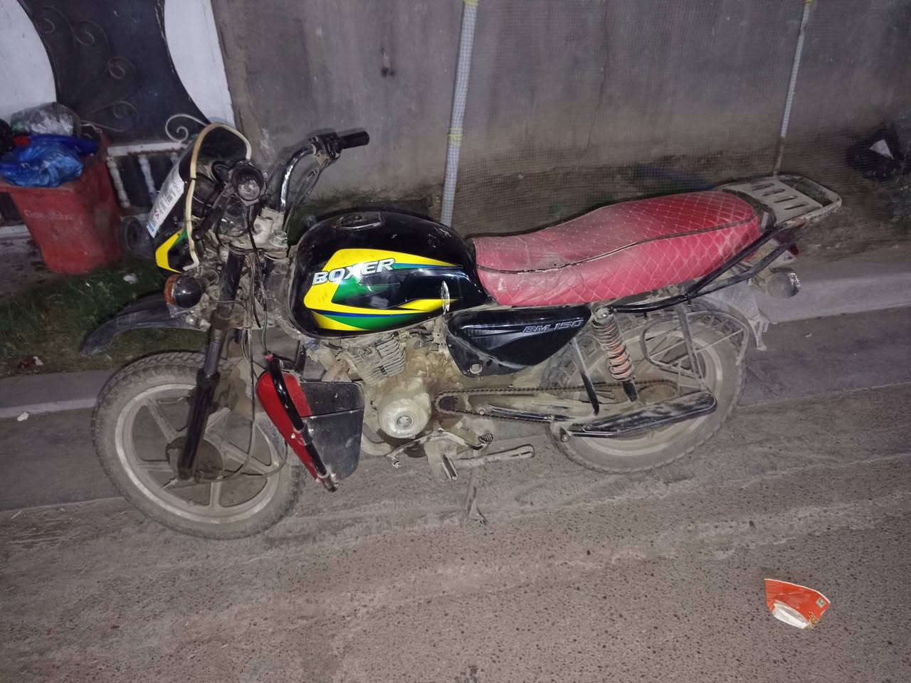 سلام عليكم بوكسر كلاسك بيها دخانه ونقص هورن واشاره اليسره الكدام فقط مكاني بغداد حي  سعرها ٦٥٠ وبيها مجال حك جيه دراجه ممغسوله امانت الله رقمي بي بس واتساب ***********
