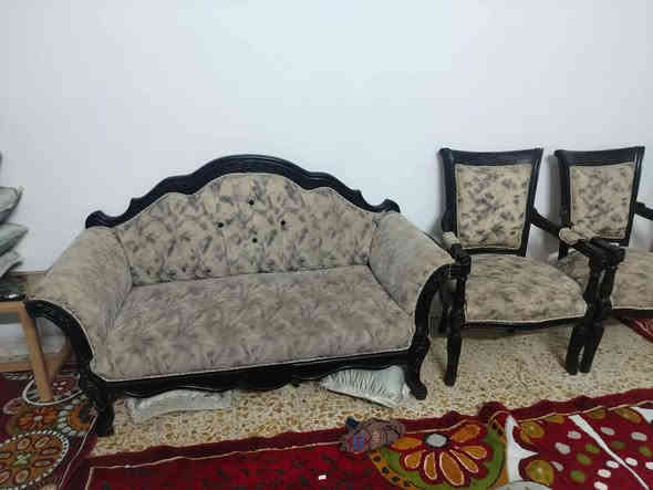 تخم للبيع 3كراسي 2قنفات مكان نادر الثانيه السعر 300 بي مجال للستفسار ***********
