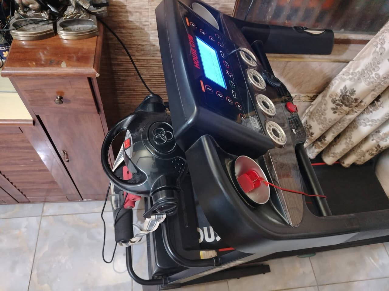 جهاز  جري رياضي للبيع ماركة HOUSE GYM
✅ دبل ماطور جبلي ماطور نحاس
✅ شاشة رقمية تعرض الوقت، السرعة، 
المسافة والسعرات الحرارية
✅ أزرار تحكم سريعة بالسرعة
✅ مفتاح أمان (Safety Key) للإيقاف الفوري
✅ حساسات نبض على المقابض
✅ حامل أكواب يمين ويسار
✅ حزام مساج/اهتزاز مدمج
✅ حبال مقاومة لتمارين الذراعين
✅ قابلة للطي وتوفير المساحة
✅ مناسبة للاستخدام المنزل
✅ سبب البيع مكان ماعدي
✅ مدة الاستحدام ٤٥ يوم
✅ عنواني بغداد  القاهرة
امانه الله نضافتة فول 
تواصل عل خاص
السعر ٣٠٠ الف


**إذا كنت صاحب هذا الإعلان وتريد حذفه لأي سبب، رجاءا أرسل رسالة إلى الدعم الفني**