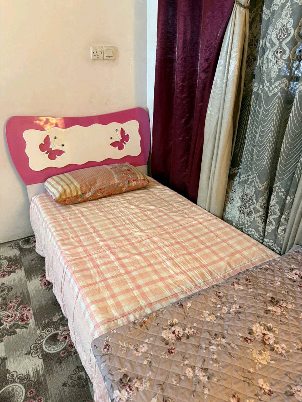 غرفة نوم بناتيه شبابيه ( جربايه_ كنتور _ ميز تواليت ) مستعمله بس نظيفه و قويه 
الموقع : العراق _ بغداد _ مدينه الصدر _ قطاع ٤ 
السعر : ٢٥٠ الف و بيها مجال
رقم الهاتف: ***********