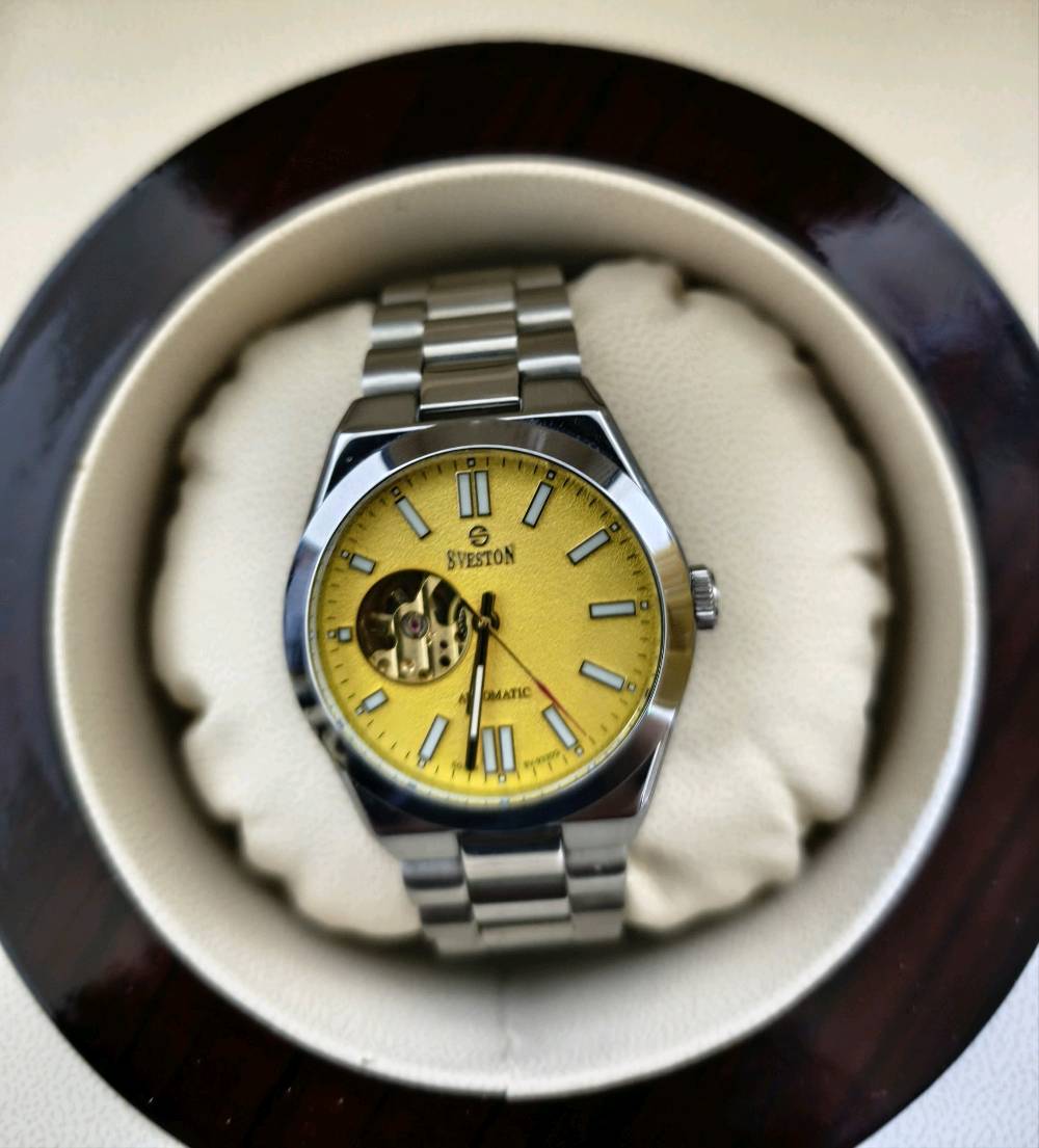 ساعة ماركة سڤيستون Sveston
✨تميز وأناقة تلفت الأنظار!✨
⌚ تتميز هذه الساعة بهيكل متين مصنوع من الفولاذ المقاوم للصدأ 🔗، يحيط بميناء أصفر لامع 🌟 ذي تشطيب ولمسة نهائية رائعة.
⚙️ تأتي الساعة بتصميم القلب المفتوح (Open Heart) 🖤 الذي يكشف عن حركة التروس الساحرة، بالإضافة إلى عقارب ومؤشرات مضيئة (Luminous) 🌕 تضمن لك رؤية واضحة في عتمة الظلام.
🔄 تعمل الساعة بـحركة أوتوماتيكية 🔋 تعتمد على حركة معصمك أو التعبئة اليدوية (التكويك)، مع احتياطي طاقة يصل إلى يوم ونصف (36 ساعة) ⏱️.
🔎 كما تتميز الساعة بـخلفية شفافة 💎 تكشف تفاصيل ودقة المحرك من الخلف، وهي مقاومة للماء حتى عمق 50 متراً (5 بار) 💧، مما يجعلها تجمع بين الأناقة المطلقة والعملية اليومية.
💰 السعر: 175 ألف دينار عراقي فقط!
📞 للحجز والاستفسار:
 * الاتصال على الرقم: *********** 📱
 * أو مراسلة الصفحة مباشرة 📥