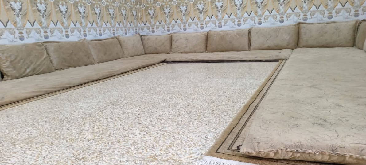 دار للبيع … ملك صرف باسمي
المساحة ١٠٠ متر مربع ١٠*١٠ ركن 
هول استقبال غرفة نوم منور صحيات داخل خارج 
بيتونة واسعة على كبر الهول درايج صحن 
البيت بناء حديث مقابل حديقة خدمات كاملة 
الجانب الايمن منطقة الهرمات الخامسة بالبداية 
راس الفرع الشارع العام تلعفر سنجار 
للاستفسار اكثر راسلني


**إذا كنت صاحب هذا الإعلان وتريد حذفه لأي سبب، رجاءا أرسل رسالة إلى الدعم الفني**