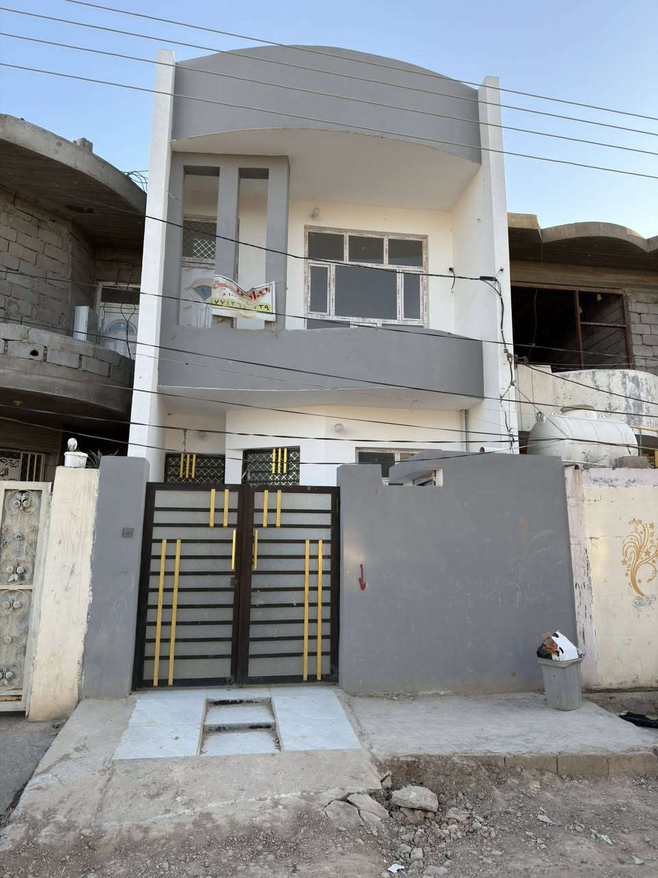 بيت للبيع مساحة 100 (5x20)
متكون من 3 غرف نوم 
الموقع الرازي للاستفسار ***********
ملاحظة البيت بناء جديد ولحد هذي الحضة محد سكن بي
