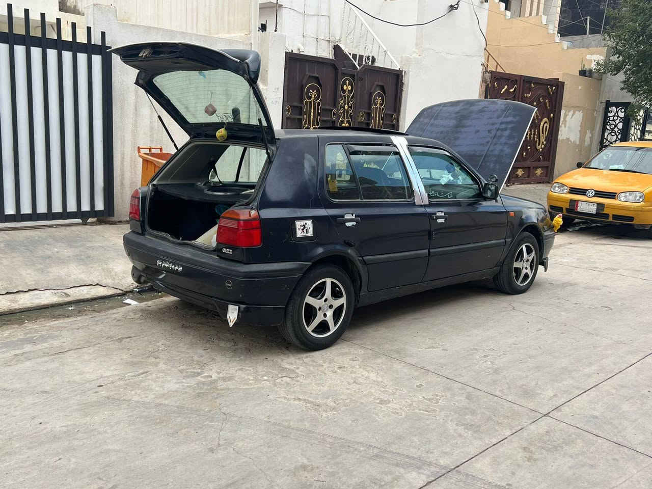 السلام عليكم كولف موديل 92 كير عادي محرك 1800 تبريد ثلج دوشمع ارضيه صدر جديد خلفي امامي راديتر جديد دسكات جديد سياره صارف عليها هواي ***********السعر 40وبيها مجال
