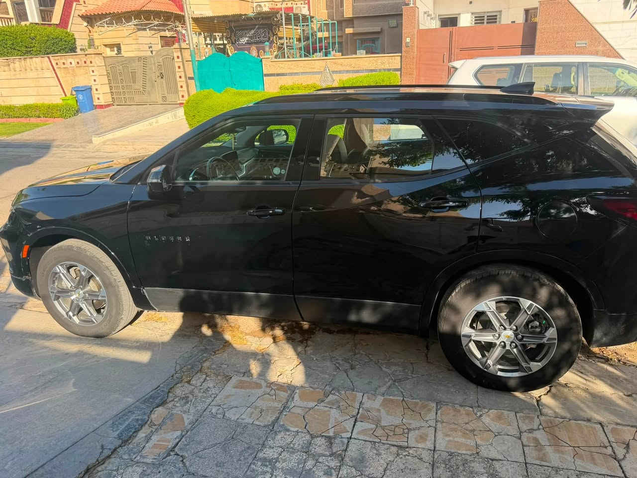 للبيع شيفروليه بلايزر 2024 Premier
المواصفات:
المحرك: 6 سلندر 3.6L V6
الكير: اوتوماتيك 9 سرعات
الدفع: دفع رباعي AWD
الموديل: 2024
الفئة: Premier اعلى فئة
العداد:25 الف ماشية

المميزات:
شاشة: 10.2 انش مع Apple CarPlay و Android Auto لاسلكي

كاميرا: 360 درجة + كاميرا خلفية
رادار: نظام تثبيت سرعة متكيف + مانع تصادم + تنبيه النقطة العمياء
تحكم: مقاعد جلد كهربائية مع تبريد وتدفئة امامي

دخول ذكي: تشغيل عن بعد + بصمة
لايت: LED امامي وخلفي مع اوتو
ويل: 21 انش Premier خاص
صندوق كهربائي
بدون فتحة سقف
حادث السيارة سرقة 5 قطع
السعر:175
المكان: بغداد
للاستفسار: ...
***********
---
