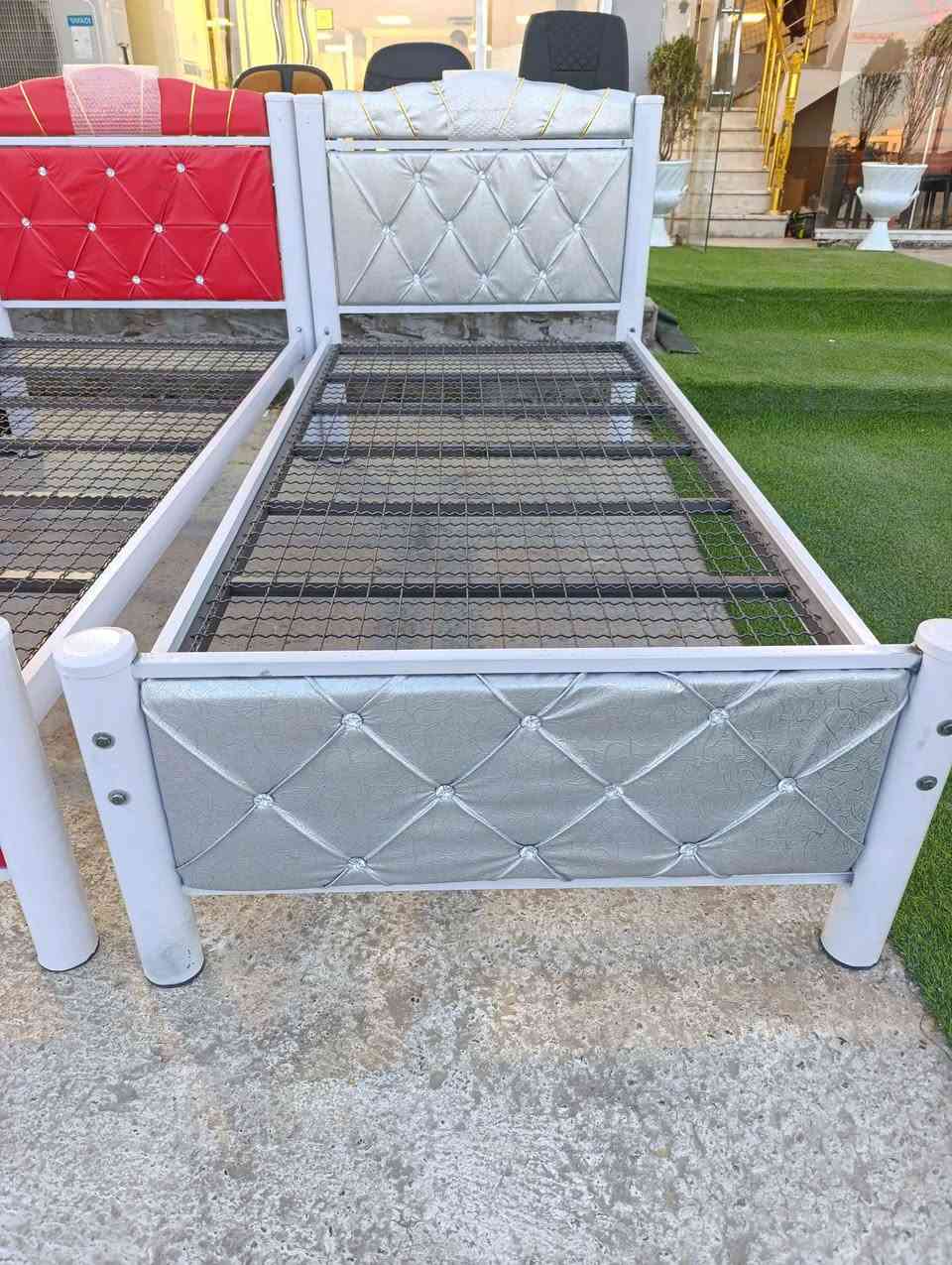 🛏️ سرير نفر واحد أصلي إيراني 

النوع: سرير فردي (نفر واحد)

المنشأ: صناعة إيرانية أصلية

الخامة: غالبًا مصنوع من الخشب الطبيعي أو المعدن المطلي عالي الجودة

الجودة: عالية التحمل – يتميز بالمتانة وطول العمر

التصميم: عملي وبسيط – يناسب غرف النوم الصغيرة أو الاستخدام في الشقق أو السكن الطلابي

الراحة: يوفر دعماً جيداً للفراش والظهر

القياس التقريبي: 90 × 190 سم (قد يختلف حسب الموديل)
السعر 65 الف توصيل داخل كربلاء فقط توصيل سريع جدا لحجز الاتصال على الرقم التالي 
*********** كربلاء, العراق
