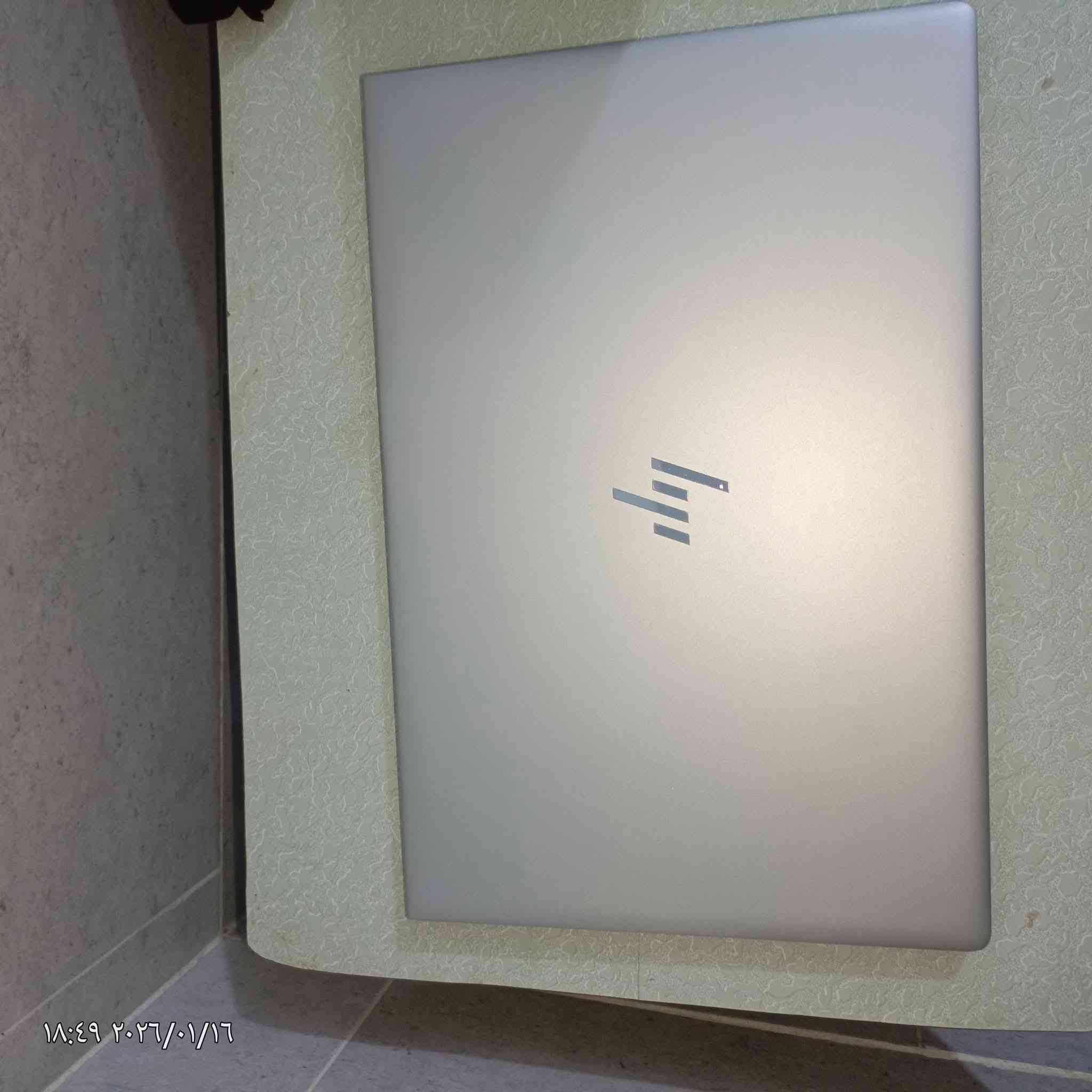 للبيع: لابتوب HP EliteBook 850 G6 – نظافة 90٪
المواصفات الأساسية للجهاز:
المعالج:
Intel Core i5-8365U بسرعة تصل إلى 1.90GHz – معالج اقتصادي وقادر على تشغيل البرامج اليومية بسلاسة مثل الأوفيس، التصفح، الاجتماعات، وبرامج الجامعة.
الذاكرة العشوائية (RAM):
8GB 
التخزين:
256 ssd 
الشاشة:
15.6 إنش بدقة ممتازة ومناسبة للدراسة والعمل والفيديو.
اللمس:
الجهاز يدعم خاصية اللمس مع 10 نقاط Touch Support،
النظام:
Windows 11 Pro –
بطارية تشغل 4 ساعات تقريبا 
كيبورد عربي انكليزي مع انارة ليزرية 
صوت واضح
هيكل قوي من الألومنيوم
السعر 400 الف 
***********
