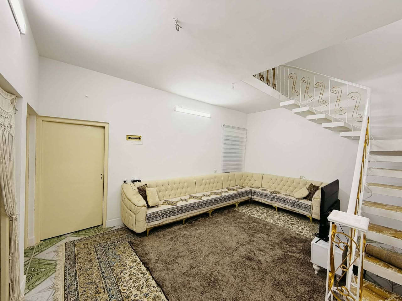 بيت للبيع خانقين  بانميل  قرب أسواق ابو شاكر

📏 المساحة 200
  
فول فول
 🏠 
مكونات البيت غرفة2🏤
صاله🏫
واستقبال🏫
 مطبخ 
بيتونه 🏫
وصحيات 🏫
حوش كبير وحديقة 🏫
🏠🏠🏠🏠🏠

للاستفسار راسلو الصفحة
 او على الواتس اب 
 او الهاتف 
***********☎️📱
سعر37
___________ 
عندك بيت او ارض للبيع خلي البيع علينا 
تحتاج بيت او ارض خلي عملية البحث علينا 

#عقارات #عقار #خانقين
