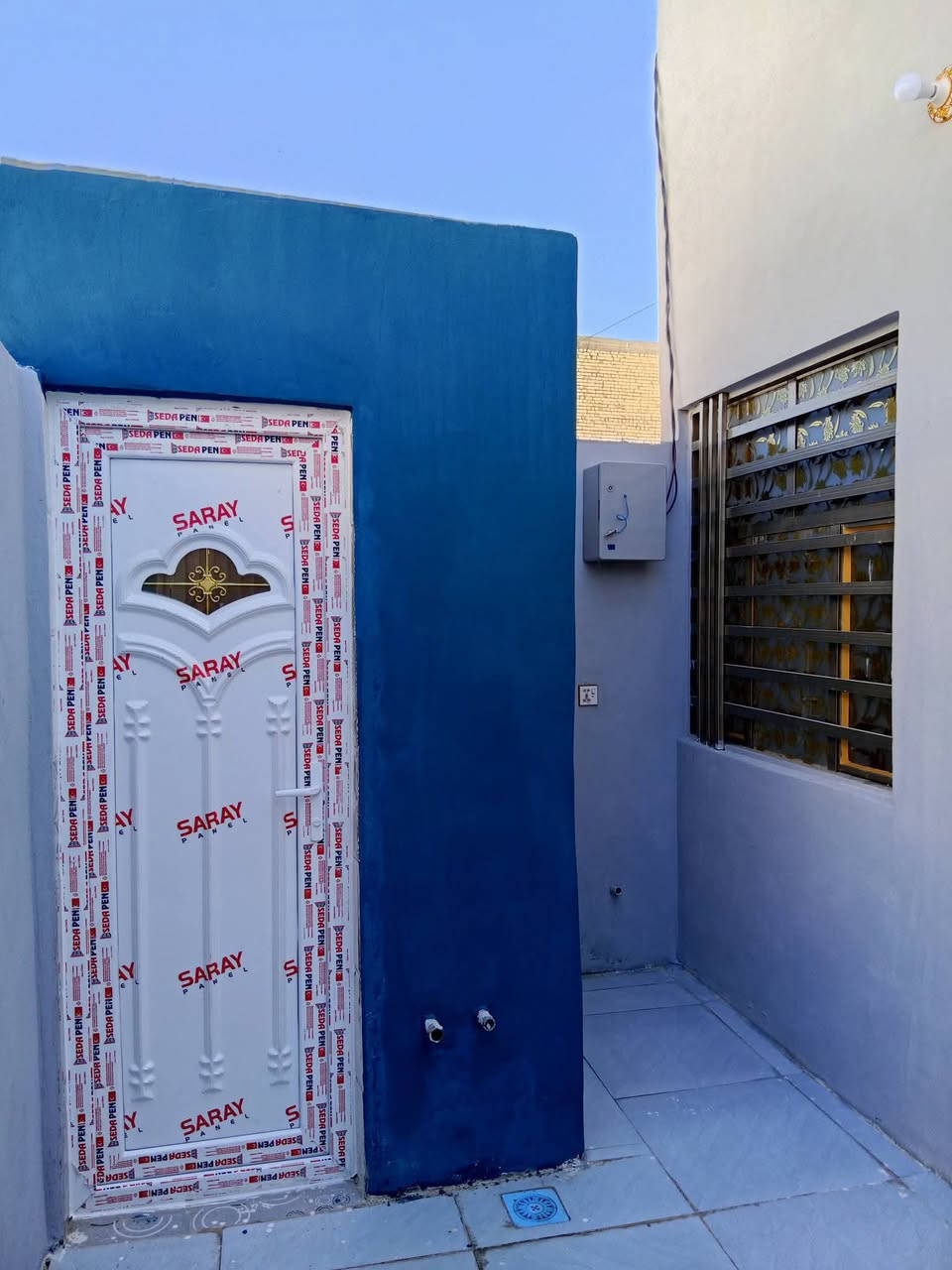 سلام عليكم  100متر للبيع اساس طابوك بناء بلوك وعكاده يحتوي على غرفه او صاله وستقبال شارع المطار بشارع علكم بشارع حاتم الخير نهايت المقرنص بل بدايه  ***********
