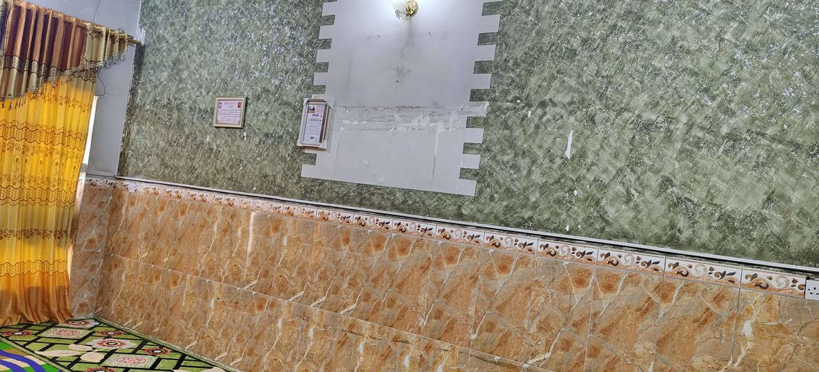 السلام عليكم دار للبيع المساحة 150 متر طابقين مسلح الارضية كلها كاشي الطابقين السطح بيتونة والارضية تطبيگ شتايكر  نوع العقار طابو صرف يحتوي الطابق الاول على 
غرفة نوم وصالة ومطبخ واستقبال گراج كبير+ حديقة وصحيات (حمام +تواليت )
الطابق الثاني يحتوي على غرفتين نوم +مخزن البيت كامل العنوان حي طارق شارع الوسط عامود 8 فرع اسواق روني السعر 165 مليون 
للإستفسار اتصل على الرقم ***********
