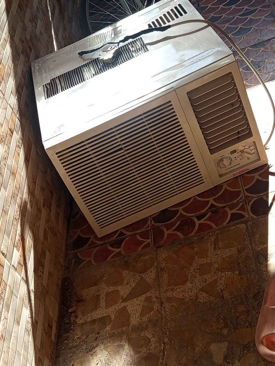 للبيع للبيع. السلام عليكم مكيفات هواء جدد عدد 2نوع جنرال شرط الشغل والبرودة  مامصلحات ابدا على وظع الشركه برغي واحد ما مفتوح بيهم سبب البيع الانتقال من الدار. سعر الواحد 150الف   حي الجامعه ***********
