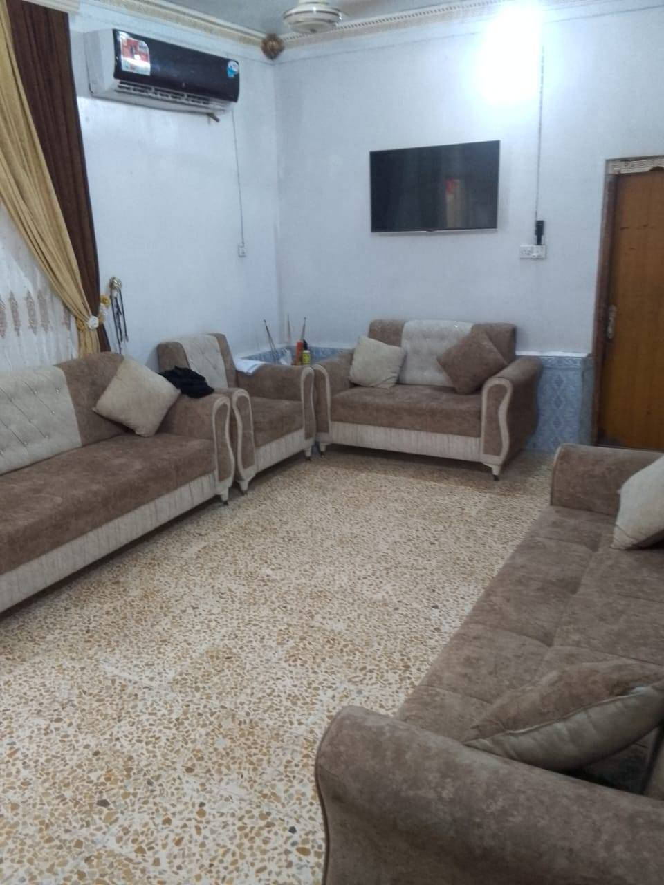 البيت للبيع 100 متر طابقين خلفي طابو صرف المكان الفداء شارع المدارس قريب ع سريع كلش المدخل 3 امتار مو دربونه السعر (70 )

***********
