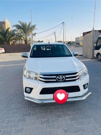 هايلوكس 2022 اماراتي رقم مثنى  السيارة بيها فقط البنيد بدون عابر لا لغ...