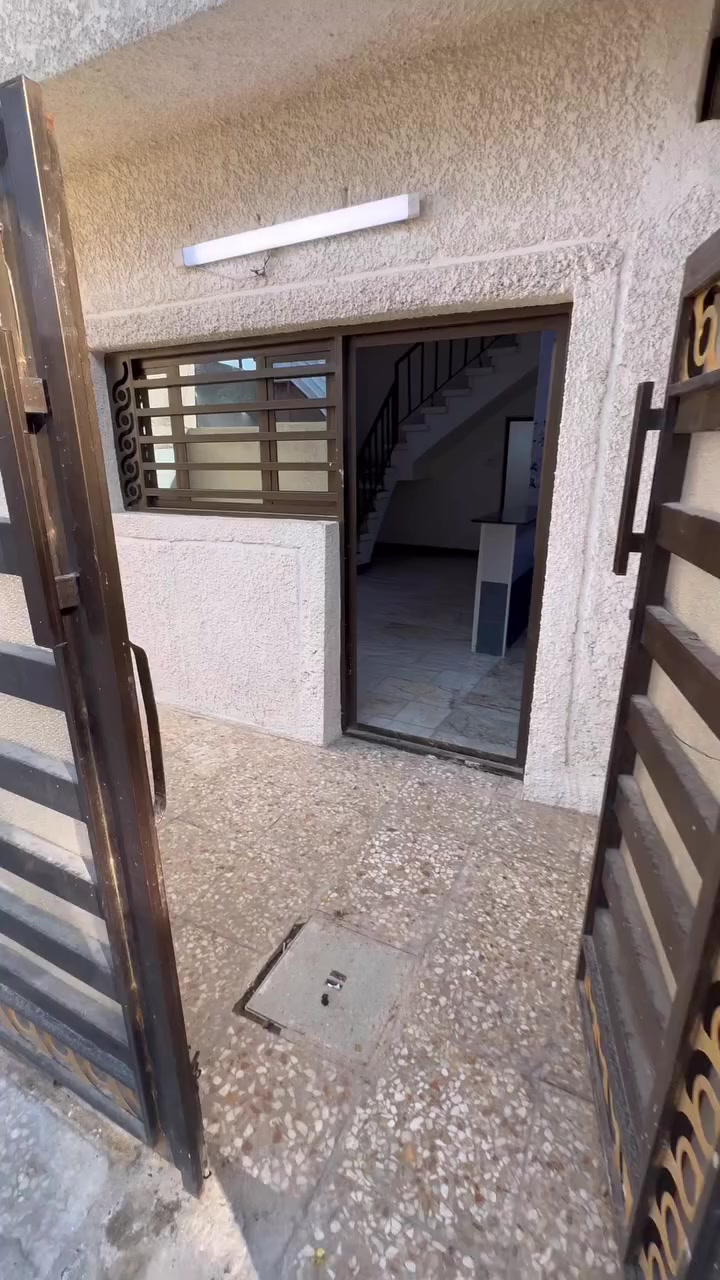 السلام عليكم 
مشتمل للايجار 50 متر مستقل ارضي صاله ومطبخ وخدمات غرفة نوم وسطح  للاستفسار ***********
