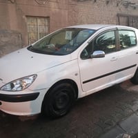 بيجو فرنسي هاش باك موديل 2005  سيارة مكفولة ما عدة الدوسات الجوة الباب...