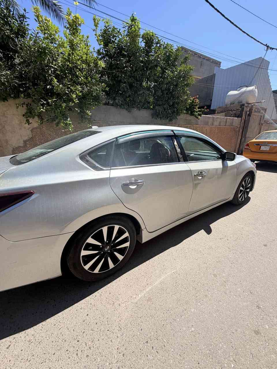 السلام عليكم اخوان سياره نيسان اليتما ٢٠١٨ محرك كير بلادي جديد تخم تاير سياره يجم كبس بيه ضربه من امريكا باب خلفي عكس سائق وبيه ظخات عندي خفيفه بالعراق صارت عندي وكما موضح بالصوره سياره حلوه ونظيفه وجاهزه  والسعر ٩٥  الرقم الهاتف *********** 
ملاحظه اليوم اخذت سونار سياره يرادله ترتيب بالكشر
